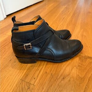 Frye Black and Orange Chukka Boots with Classic Design